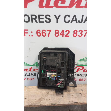 Caja relés fusibles 284B65716R